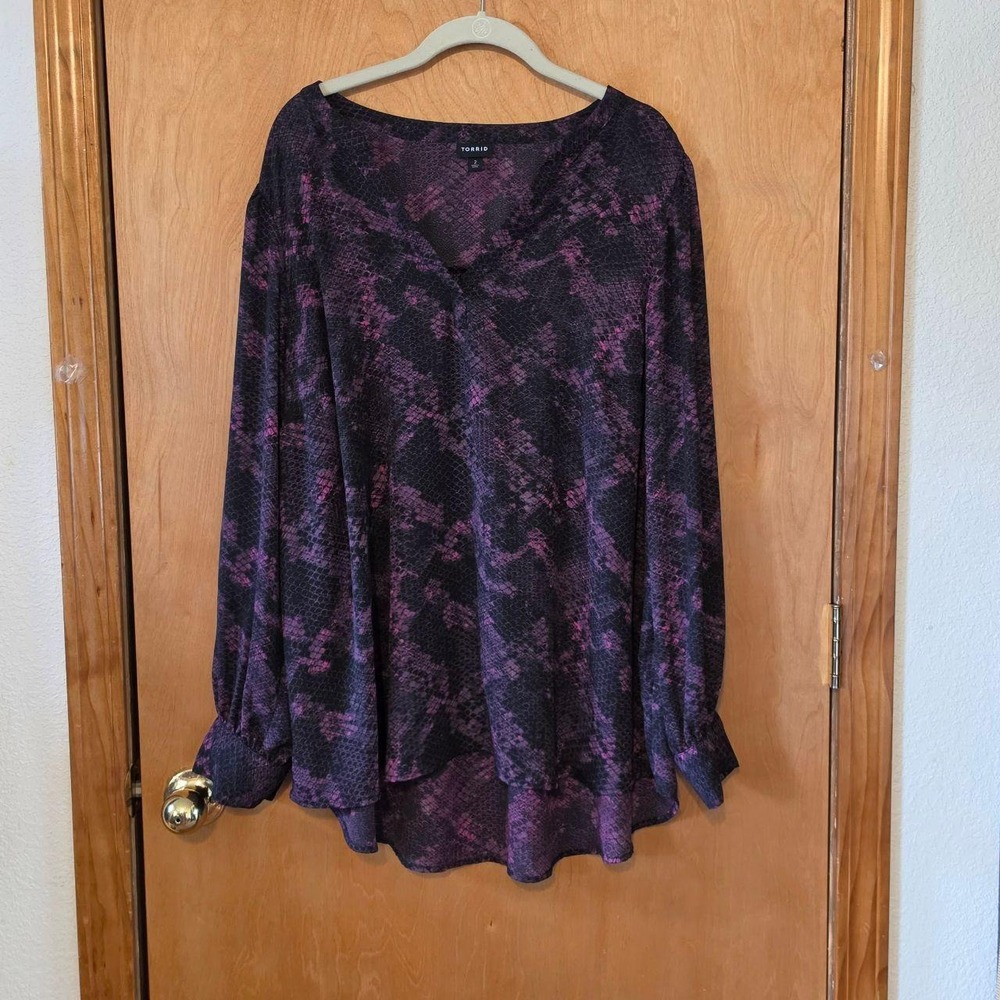 Torrid Harper Georgette Pullover Purple Black Snakeskin Top Size 2 2X 18/20
